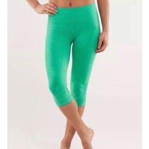 Lululemon in the flow green crop